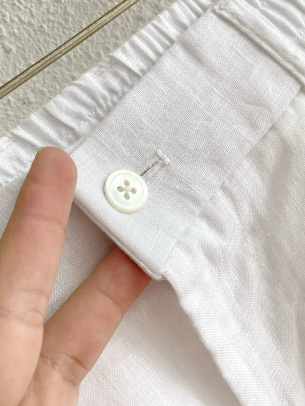 Loro Piana elastic waist linen wide-leg pants. Fabric: 100% Italian rain dew linen, the same fabric as Series vests and shirts. It has been processed by the brand's softening process to weaken the stiff and prickly feeling of the linen. It has a natural clear linen texture, matte low saturation texture, breathable heat dissipation, and is a must in spring and summer. It has loose and natural wrinkles after washing. Style and details: Loose straight wide-leg cut, the trousers are loose and loose, not clinging to the legs, to accommodate all kinds of leg shapes, the trousers are long enough to expose the ankles, refreshing and neat; Waistband design: single button on the front + standard placket, full elastic waist on both sides, no sense of restraint, taking into account the regular appearance of the trousers and the comfort of home leisure, it comes with belt loops to match with belts; The minimalist front panel without pleats is visually clean and neat; the hidden diagonal pockets on both sides are low-key and have no exposed logo; the straight trouser legs do not need to be deliberately rolled, and the natural drape creates a relaxed atmosphere. Color choices: pure white, native hemp Beige, Khaki olive green, matte black, covering all scenarios of commuting, vacation, and daily life. Style positioning: Italian holiday relaxed style, minimalist commuting, new Chinese casual style, same style unisex version for men and women, focusing on high-end complete sets without logos. Sizes:S-4XL
